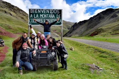 Siente el aire fresco de vinicunca en un paseo temprano en cuatrimoto, evita la caminata larga y llega a la montaña de colores antes que las multitudes. incluye recogida en hotel, desayuno y almuerzo