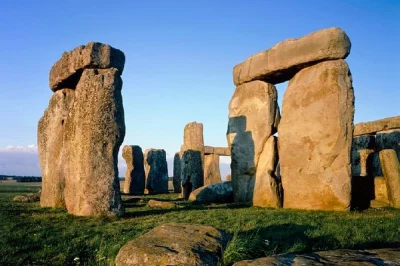 Visita l’antico stonehenge, passeggia per le eleganti vie georgiane di bath e scopri un angolo nascosto della campagna inglese in questo tour di gruppo da londra con guida e trasporto inclusi.