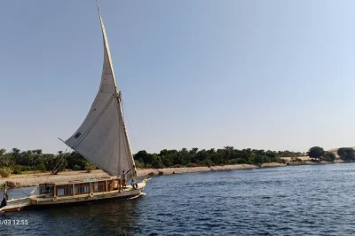 Erlebe eine entspannte felucca-segeltour von aswan nach luxor, entdecke die tempel von kom ombo & edfu, besuche den lebhaften kamelmarkt in daraw. inklusive mahlzeiten & transfers.