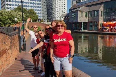 Descubre el corazón de birmingham en un paseo guiado por el centro, sus canales y plazas históricas. incluye guía local experto y visitas al hall of memory.