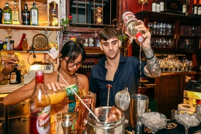 Erlebe hamburgs st. pauli bei nacht: pub crawl mit kostenlosen shots, vip-clubzugang und einem insider-guide, der jede neonbeleuchtete ecke kennt.