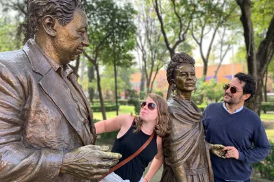 Descubre coyoacán con un guía local, prueba churros y tostadas en mercados vibrantes y explora el museo frida kahlo a tu ritmo. incluye entrada al museo.