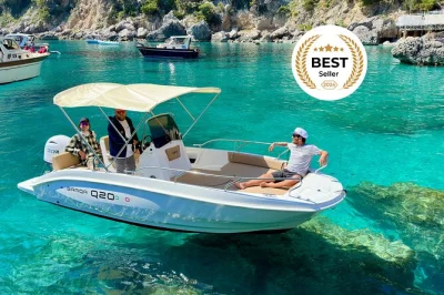 Desde sorrento o positano, navega en un barco privado a capri, nada en la gruta azul y descubre calas secretas con un capitán local. incluye bebidas, equipo de snorkel y parada en la isla.
