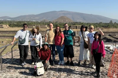Descubre teotihuacán con un grupo reducido y guía local. explora las pirámides del sol y la luna con transporte desde ciudad de méxico incluido.