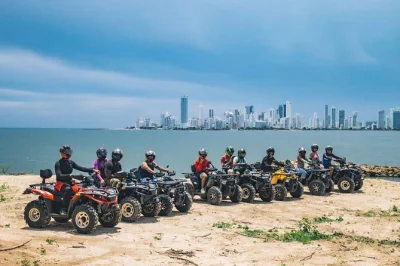 Disfruta un tour en atv por tierra bomba desde cartagena, recorre senderos costeros, conoce a los locales en bocachica y relájate en la playa—incluye traslado en bote y equipo.