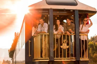 Viaja en el tren hiram bingham de cusco a machu picchu, disfruta de comida gourmet, tour guiado por las ruinas y traslados exclusivos. incluye recogida y té de la tarde.