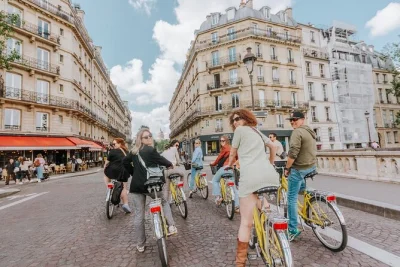 Laissez-vous surprendre par paris à vélo : découvrez le marais, la bastille et le quartier latin avec un guide local. vélo, casque et pause café gourmande inclus. réservez vite !