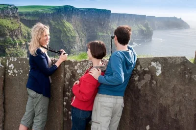 Erlebe die frische meeresluft an den cliffs of moher, schlendere durch kinvara und genieße ein lokales mittagessen in doolin – inklusive guide und abholung in dublin.