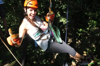 Erlebe den adrenalinkick beim ziplining nahe manuel antonio mit hoteltransfer, lokalen guides, tarzanschwinger, rappel und leckerem essen. abenteuer ganz nah bei quepos – einfache transfers.