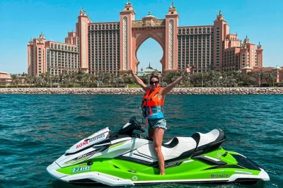 Découvrez dubai en jet ski, en passant devant le burj al arab et atlantis the palm avec un guide local. briefing sécurité, eau en bouteille et photos offertes inclus.