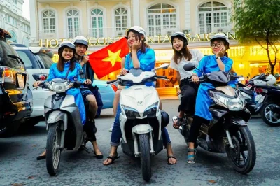 Découvrez ho chi minh-ville à scooter avec des guides locales. visitez la cathédrale notre-dame, le temple thiên hậu et un café-bunker caché. prise en charge incluse.
