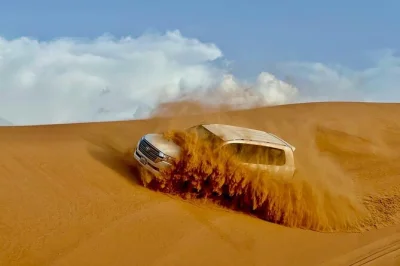 Vivez l’adrénaline du dune bashing près de dubaï, baladez-vous à dos de chameau au coucher du soleil, testez le sandboard et détendez-vous dans un camp bédouin avec spectacles et dîner bbq. t