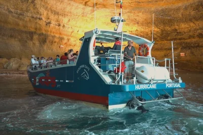 Ab lagos marina starten, wilde delfine mit meeresbiologin entdecken und zur beeindruckenden benagil-höhle fahren. inklusive gebühren, erfahrenem team und sicherem boot.