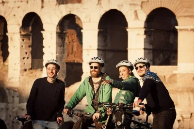 Sinta a energia de roma em um tour de e-bike em grupo pequeno, passando pelo coliseu, fontana di trevi, trastevere e muito mais com guia local. capacete e água inclusos.
