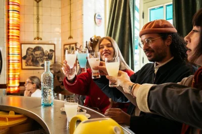 Découvrez le marais à paris avec une balade gourmande : fromages primés, boeuf bourguignon, pâtisseries, falafels et chocolats artisanaux, guidée par un local.