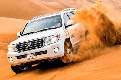 Découvrez les dunes rouges de dubaï avec dune bashing, sandboard, balades à dos de chameau et un dîner bbq en plein désert. prise en charge à l’hôtel et spectacles en soirée inclus.