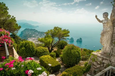 Vivi capri tra piazze soleggiate, la grotta azzurra, il giro in barca intorno ai faraglioni, passeggiate ad anacapri e la seggiovia per monte solaro, con comodo pick-up al porto.