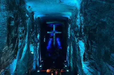 Scopri l’aria fresca del lago guatavita, visita la cattedrale di sale di zipaquira e assapora piatti colombiani in un tour di un giorno da bogotà con pickup in hotel incluso.