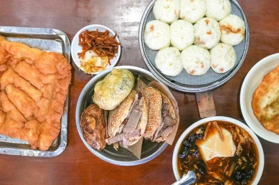 Inizia la mattina nei hutong di pechino con una guida locale, colazione tra bancarelle nascoste e storie dietro ogni boccone. cibo, bevande e gruppo ristretto inclusi.