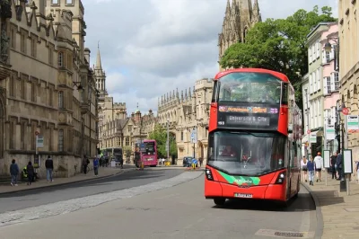 Descubre la historia de oxford desde un bus descapotable, baja para un paseo guiado y conoce el pub favorito de tolkien. incluye pase de 24 o 48 horas y ticket móvil.