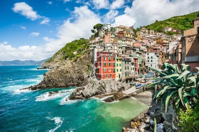Découvrez les villages des cinque terre depuis lucca en petit groupe, avec trajets en ferry ou train, arrêts flexibles et guide local inclus.