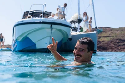 Erlebe die frische meeresbrise an menorcas nordküste, schwimme in klaren buchten, entdecke versteckte höhlen und schnorchle im meeresschutzgebiet. schnorchel-ausrüstung und wc inklusive.