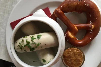 Erlebe münchens viktualienmarkt in kleiner gruppe mit weißwurst, frischen brezn, bayerischem bier und kuchen – geführt von einem echten foodie. mittagessen inklusive.