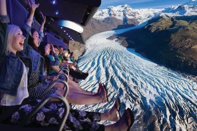 Vive la emoción de volar sobre los paisajes salvajes de islandia en el distrito grandi de reykjavik, con efectos inmersivos, fácil acceso y un acogedor café local para relajarte después.