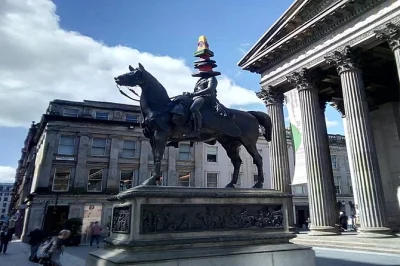Siente la energía de glasgow en un tour a pie por el centro con johnny, descubriendo joyas victorianas, historias curiosas y sabores locales. grupos pequeños y recomendaciones incluidas.