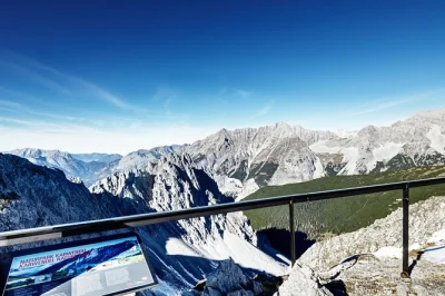 Da innsbruck al picco hafelekar con la funivia nordkette: panorami spettacolari e accesso facile a/r, anche per chi usa la sedia a rotelle.