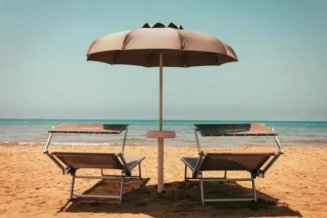 Cala Manbrù Beach Club: Guarda-sol, espreguiçadeiras e estacionamento