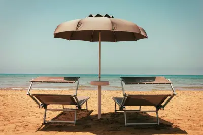 Cala Manbrù Beach Club: Ombrellone, lettini e parcheggio inclusi