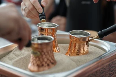 Découvrez istanbul en préparant un café turc sur sable, en tentant la lecture de l’avenir, et repartez avec un coffret cadeau. atelier pratique, gourmandises et conseils locaux inclus.
