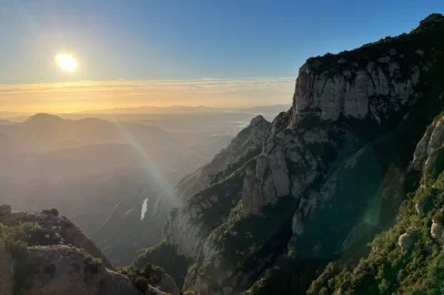 Chegue em montserrat antes da multidão, visite a santa madona com tranquilidade, faça trilhas na floresta com grupo pequeno e aproveite o traslado dos hotéis em barcelona.