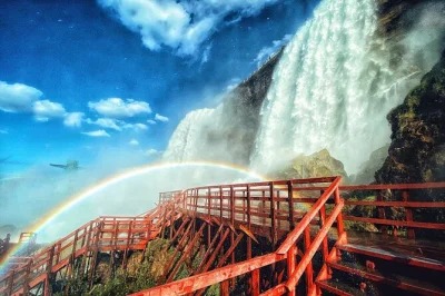 Erlebe die gischt bei einer fahrt mit maid of the mist, spaziere unter dem bridal veil wasserfall bei cave of the winds und genieße bequemen hoteltransfer für deinen niagara falls tag.