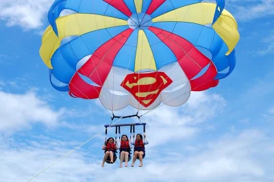 Vivez la sensation du vent au-dessus de laguna madre lors d’un parasailing à south padre island. balade en bateau, frais inclus et équipe locale. réservez en solo, tandem ou trio.