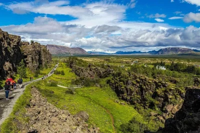 Spüre den isländischen wind auf einem islandpferd, erkunde den wilden grabenbruch von thingvellir und erlebe den ausbruch des strokkur – mit abholung, lokalem guide und kompletter reitausrüstung.