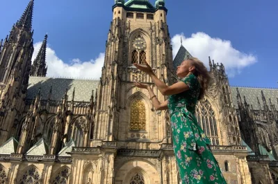 Scopri praga con un tour privato a piedi: visita il castello di praga, il ponte carlo e la piazza della città vecchia con una guida locale, più una dolce sorpresa tipica.