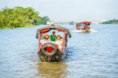 Découvrez le delta du mékong en petit groupe depuis ho chi minh ville : balade en bateau, vélo et atelier cuisine avec les habitants. transfert et déjeuner inclus.