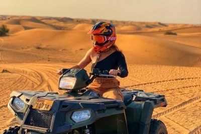 Découvrez le désert de dubaï en quad, balade à dos de chameau, dune bashing et dîner bbq en plein air. transfert hôtel et guide local inclus pour une journée sans souci.