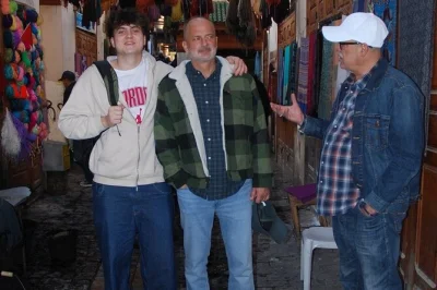 Erkunde die verwinkelte medina von fes mit einem lokalen guide, besuche die bou inania madrasa, die farbenfrohe gerberei und versteckte plätze. inklusive abholung vom hotel für einen entspannten sta