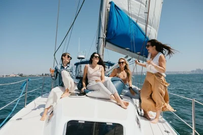 Disfruta un paseo en velero por san diego bay con vistas al skyline, leones marinos y vino gratis. incluye recogida en marina, capitán local y asientos cómodos en cubierta.