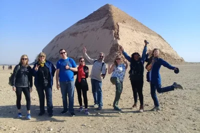 Découvrez l’Égypte ancienne à memphis, la pyramide à degrés de saqqara et la pyramide rouge de dahchour lors d’une visite privée au départ du caire avec guide local et transfert hôtel incl