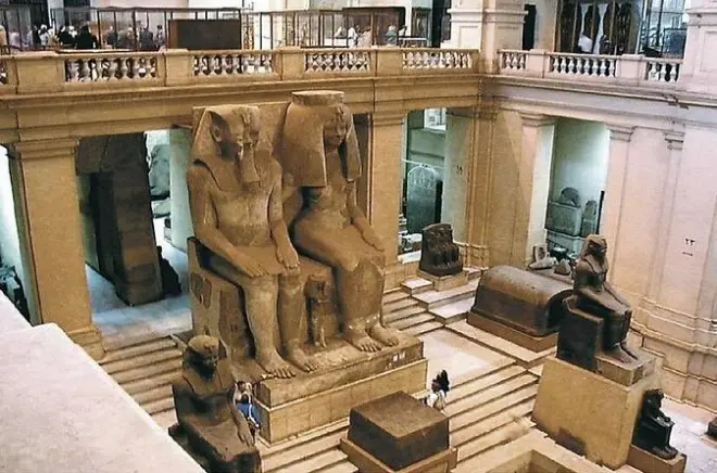 Pirâmides de Gizé e Museu Egípcio saindo do porto de Alexandria