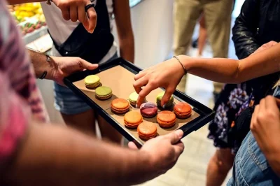 Parcourez saint-germain-des-prés avec un guide local, dégustez fromages français, foie gras, vins fins et pâtisseries. dégustations, plat secret et menu flexible inclus.