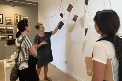 Descubra a cena artística de waiheke island em um tour privado. visite galerias, conheça artistas, explore ateliês e desfrute de um almoço na casa de uma pintora.