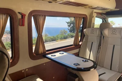 Explore Éfeso antigo, visite as casas terraço e o templo de Ártemis em um tour privado saindo de kusadasi—ingressos, traslado e almoço turco incluídos.