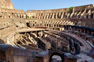 Explore o piso da arena do coliseu em roma, ouça histórias de gladiadores e visite o fórum romano e o monte palatino no seu ritmo. entrada sem filas e guia incluídos.