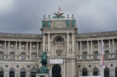 Comece na igreja minoriten e explore o coração histórico de viena com um guia local. veja o palácio hofburg, escola espanhola de equitação, albertina e a Ópera estatal. garanta sua vaga.
