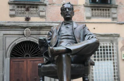 Inizia dal monumento a puccini, esplora le vie medievali di lucca, sali sulle mura storiche e ascolta le leggende raccontate da una guida locale. tour in gruppi inglesi o italiani.